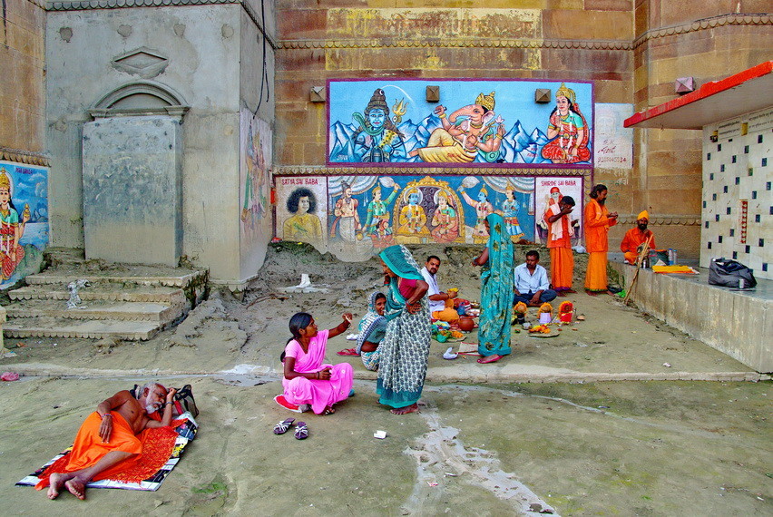 Siesta am Ganges und Vorbereitungen zu einem Ritual