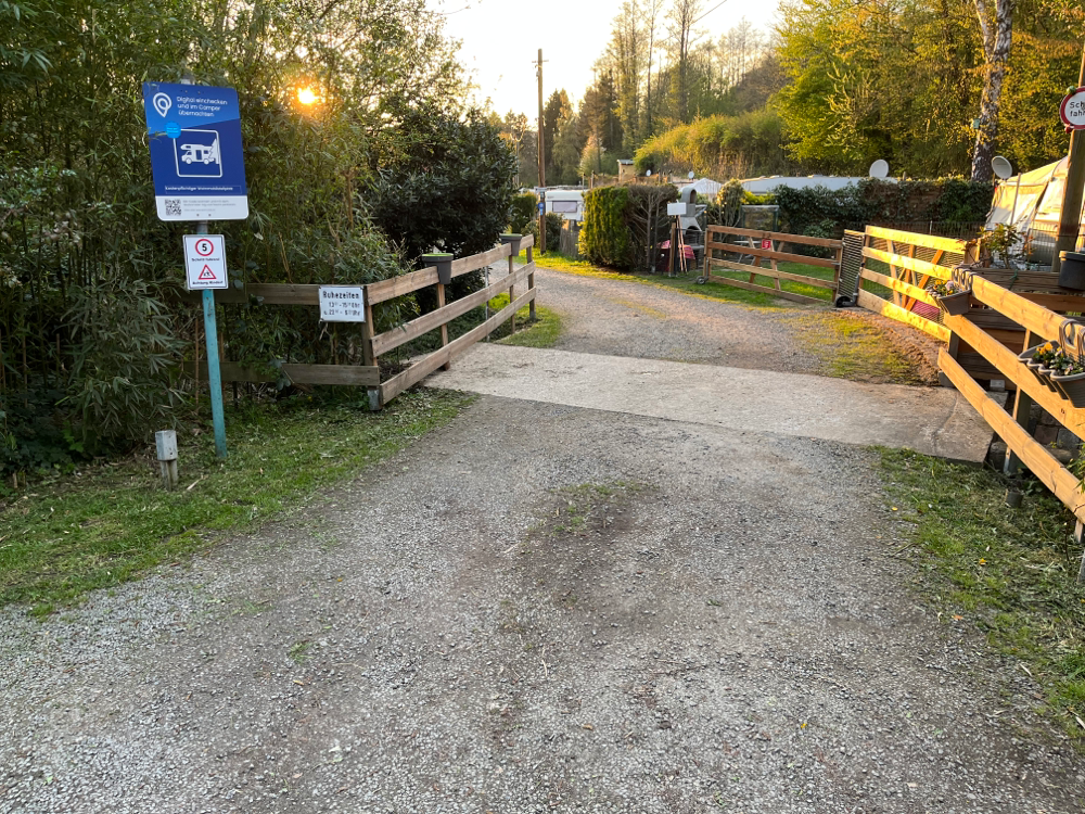 Einfahrt Mobilhafen und Stellplatz