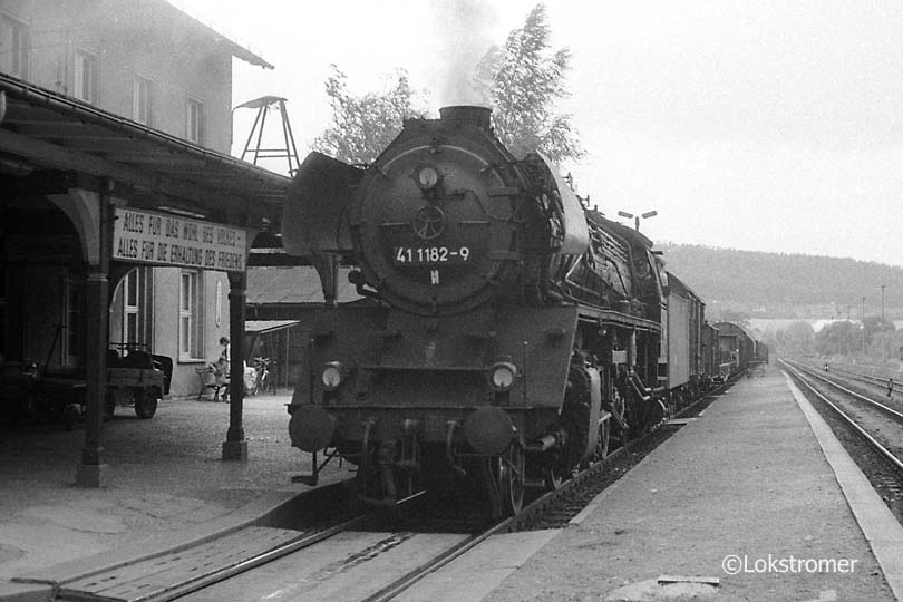 DR 41 1182 des Bw Saalfeld mit einem Nahgüterzug am 03.08.1985 in Kahla