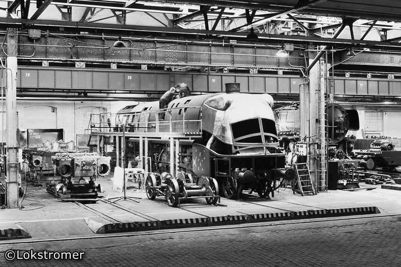DR 01 1102 beim Montieren der Stromlinien-Verkleidung im Raw Meiningen am 20.01.1996