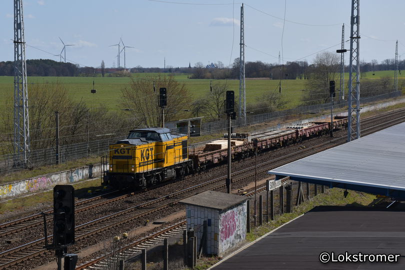 KGT kommt mit 203 728 und einem Bauzug vorbei (Schönfließ am 04.04.2020)