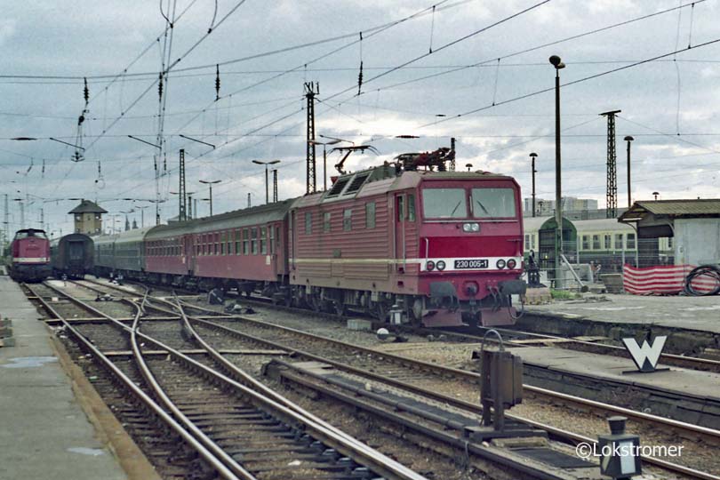 DR 230 005 am 08.11.1991 in Dresden Hbf mit D 322 "NEPTUN" von Prag über Berlin nach Kopenhagen