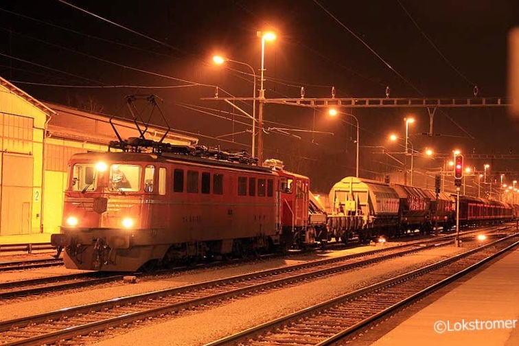 Den abendlichen Güterzug ab Rorschach bespannte am 16.12.2009 die Kantonslok Ae6/6 11424 Neuchâtel der SBB. Ohne Wappen sieht die Lok schon recht wüst aus.