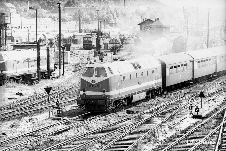 DR 119 148 beschleunigt am 30.07.1984 in Saalfeld den Personenzug aus 3-achsigen Rekowagen in Richtung Unterwellenborn
