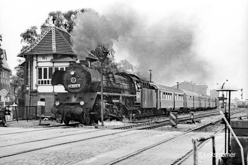 DR 41 1062 des Bw Oebisfelde mit einem Personenzug von Magdeburg nach Oebisfelde am 08.08.1982 bei der Ausfahrt in Haldensleben