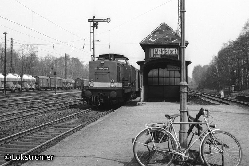 DR 110 004 erreicht am 21. April 1984 mit einem Personenzug von Lutherstadt Wittenberg nach Dessau den Haltepunkt Meinsdorf