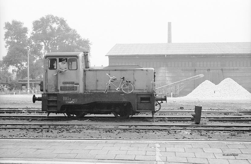 Die Bahnhofsrangierlok DR 102 027 in Haldensleben führt das Rangierer-Fahrrad mit - damit ist der Weg zum anderen Zugende deutlich schneller gefahren.
