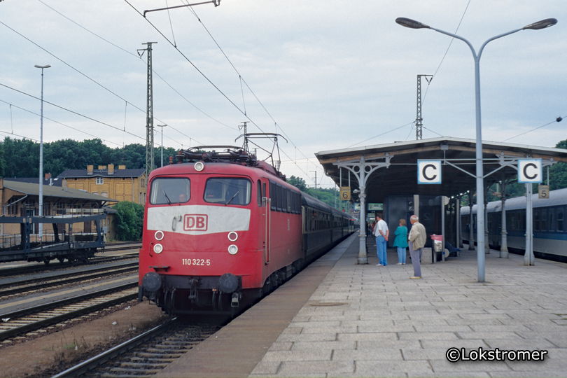 110 322 der DB mit Auto-Reisezug in Berlin-Wannsee am 27. Juli 1997