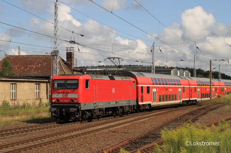 DB 114 024 mit Regionalexpress RE5 nach Falkenberg/Elster in Neustrelitz am 13.08.2011