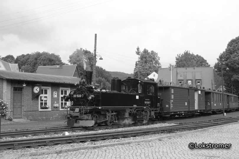 99 1568 kommt in Schalzgrube mit einem Personenzug von Steinbach nach Jöhstadt an