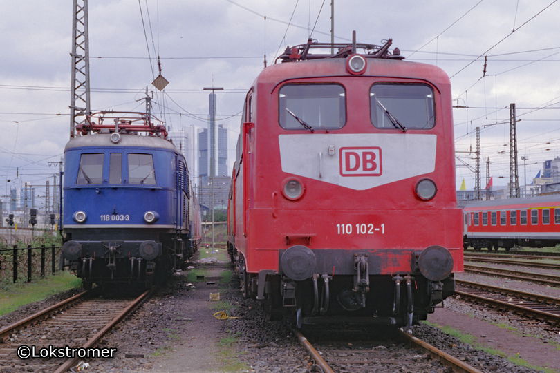 110 102 der DB neben 118 003 im Bw Frankfurt/M. 1 am 26. April 1998