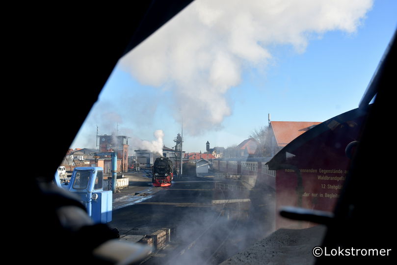 Ausfahrt des P 8925 aus Wernigerode zum Brocken am 8. Februar 2020, im Bahnbetriebswerk 99 7240 der HSB