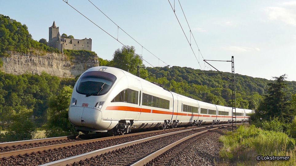 Am 16. Juli 2009 passiert der siebenteilige ICE T 411 560 die Rudelsburg bei Saaleck.