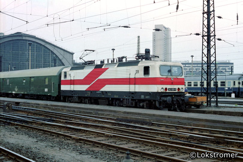 DR 243 001 "Weiße Lady" vor einem Schnellzug nach Erfurt am 06.07.1985 in Leipzig Hbf