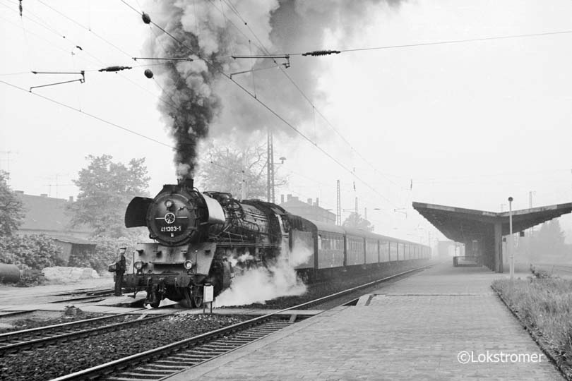 DR 41 1303 des Bw Güsten  mit einem Personenzug von Aschersleben nach Wittenberg in Roßlau/Elbe am 15.05.1983