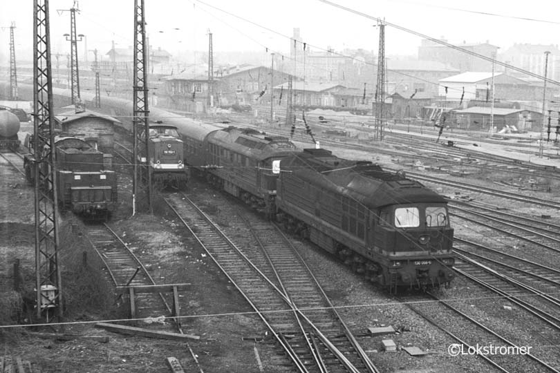 DR 130 056 vor Zuglok der BR 132 in Dessau Hbf am 15.03.1986 mit Eilzug Berlin - Aschersleben