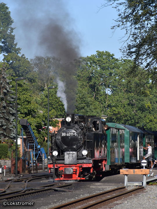 99 4011 in Göhren mit Personenzug nach Binz KB am 23. Juli 2019