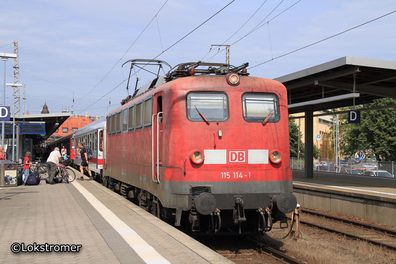 115 114 der DB Autozug mit IC nach Binz Ost in Stralsund am 18. August 2012