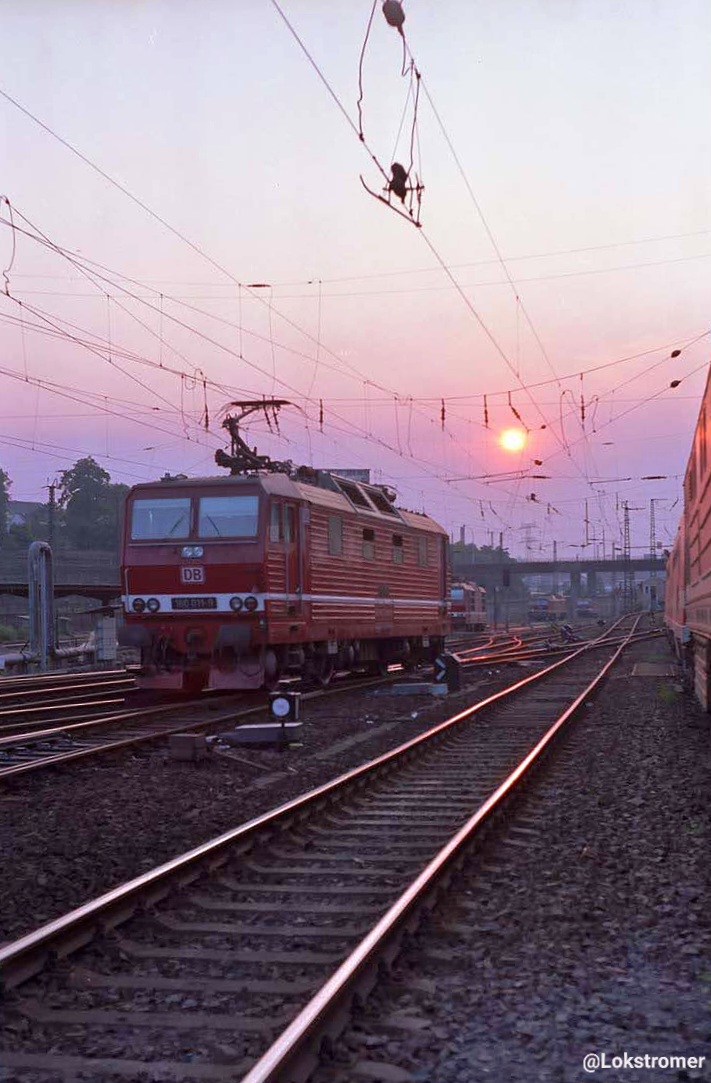DB 180 011 auf Rangierfahrt in Dresden Hbf am 31.07.1994