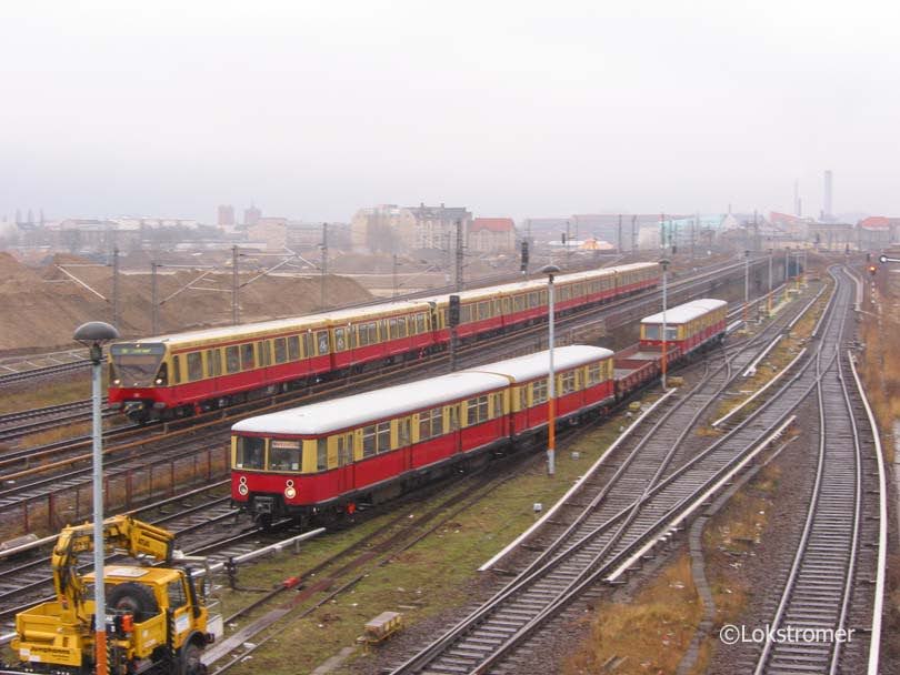 Passviertelzug DB 877 605 der S-Bahn Berlin mit einem Materialzug am 29.12.2004 in Berlin Warschauer Str.