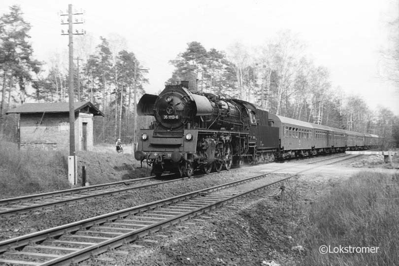 DR 35 1113 mit Eilzug E944 Dresden - Riesa - Dessau - Magdeburg bei Roßlau/Elbe am 17.04.1983