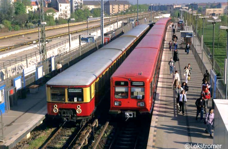 DB 476 303 als S10 nach Spindlersfeld begegnet am 23.04.1999 in Berlin Bornholmer Str einem Zug der Baureihe 485 als S8 nach Blankenburg 