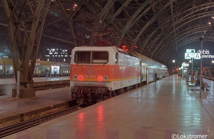 DB 143 215 steht am 19.10.1994 mit einem Regionalzug nach Dessau abfahrbereit in Leipzig Hbf.