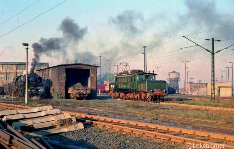 Am 18.03.1990 macht DR 52 8039 ordentlich Dampf, als DR 254 040 eine Bw-interne Probefahrt unternimmt.  Der Tag ist historisch - am Nachmittag ging es noch zur letzten Volkskammer-Wahl in der DDR.