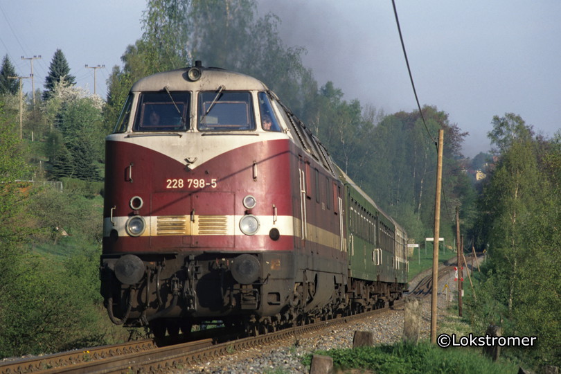 DB 228 798 mit einem Nahverkehrszug auf der Steilstrecke über den Rennsteig bei Suhl-Neundorf am 06.05.1995