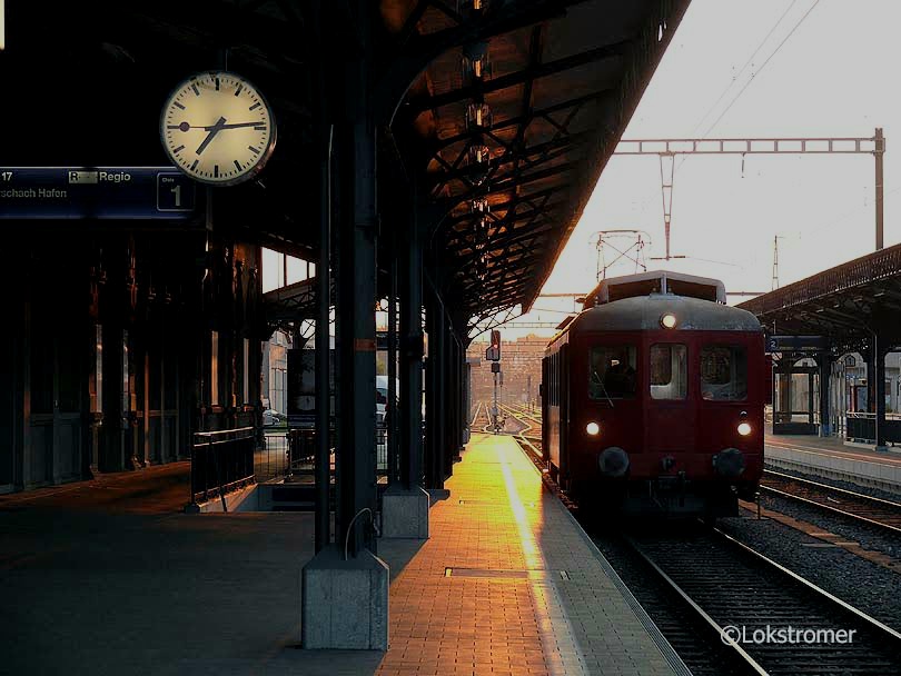 In der Morgensonne am 08.09.2009 hält der RHB-Tw ABDeh2/4-23 aus Heiden kommend in Rorschach.