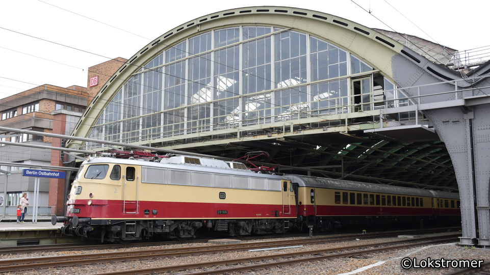 E10 1309 der AKE in Berlin-Ostbahnhof mit einem Sonderzug am 3. Mai 2019