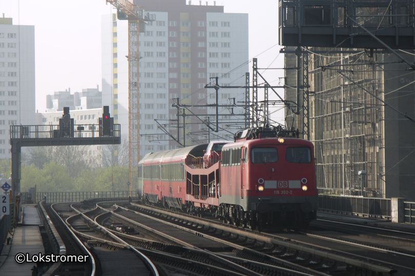 115 302 der DB Autozug mit Nachtzug aus Wien bei Durchfahrt durch Berlin-Alexanderplatz am 25. April 2006
