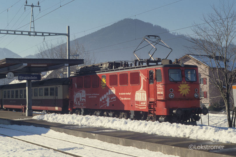 Lokoop Ae477 910 mit einem Regionalzug nach Thalwil am 19.01.1999 in Einsiedeln