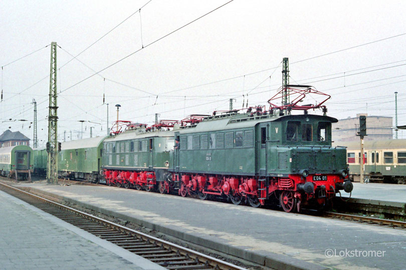 DR E04 01 + DR E18 31 mit Postzug in Leipzig Hbf am 09.04.1989