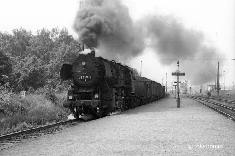 DR 52 8178 (Bw Brandenburg) donnert mit einem Güterzug in Richtung Brandenburg am 20.06.1984 durch Meinsdorf