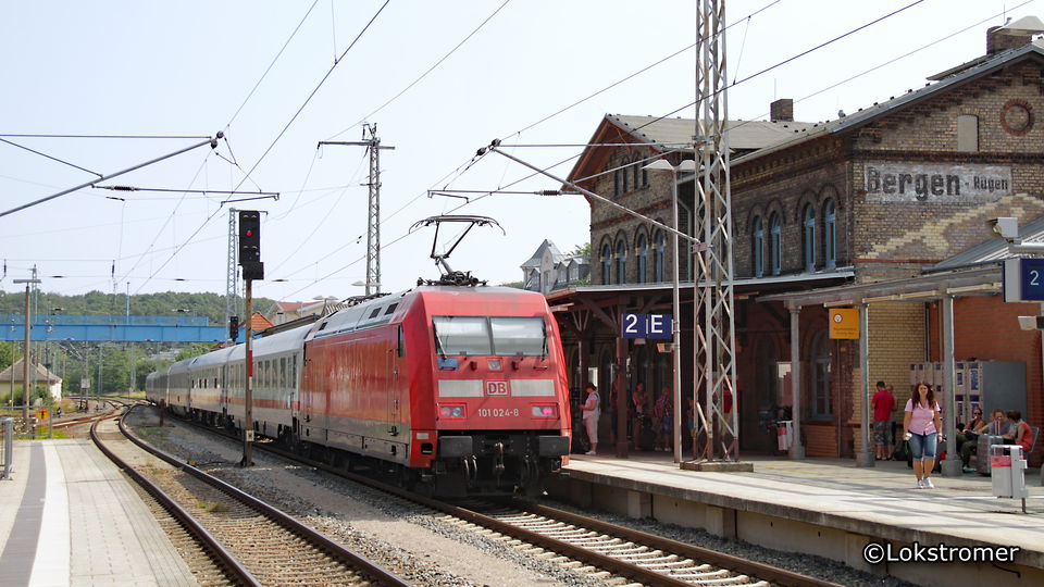 Am 26. Juli 2014 fährt DB 101 024 mit IC nach Ostseebad Binz aus Bergen (Rügen) aus. 