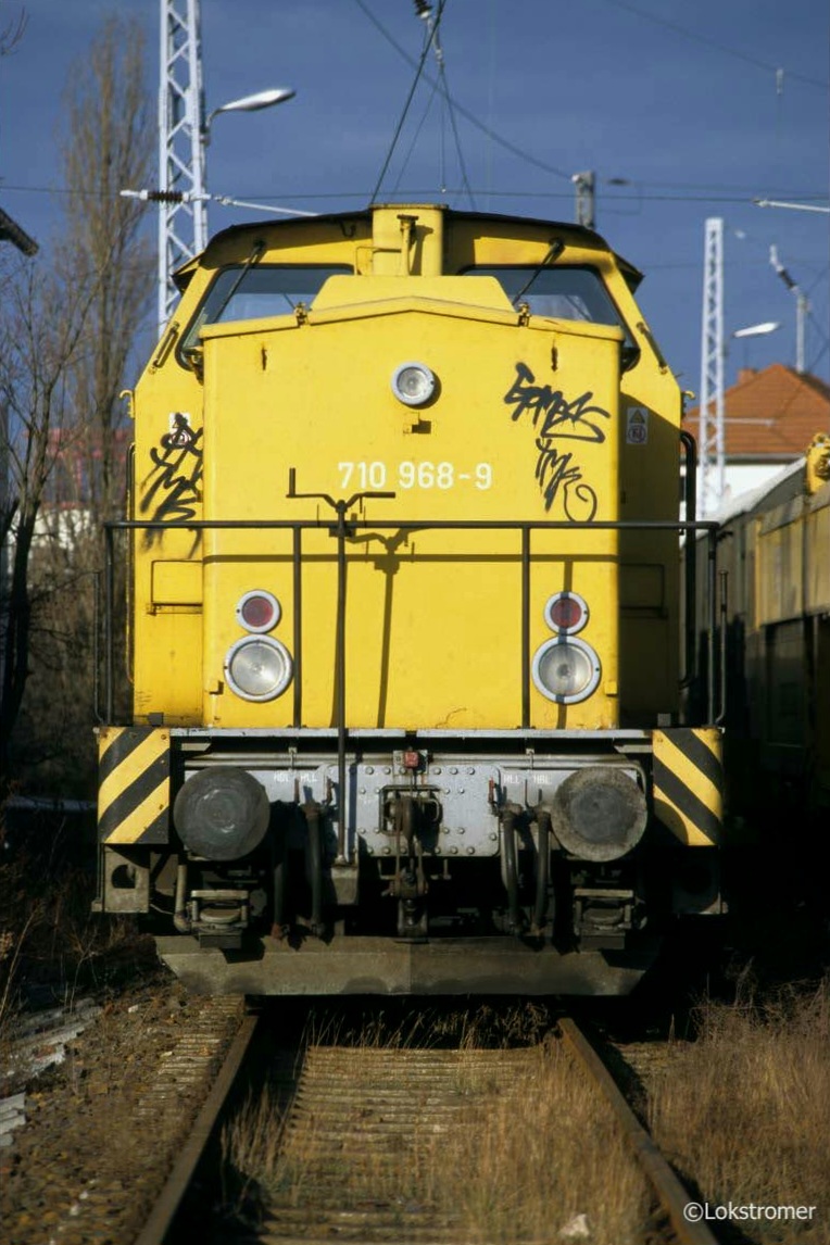 Für Gleisbauarbeiten waren am 08.01.2000 im Bahnhof Hennigsdorf zahlreiche Gleisbaumaschinen aufgefahren. Hier genießt DB 710 968 die Wochenendruhe.
