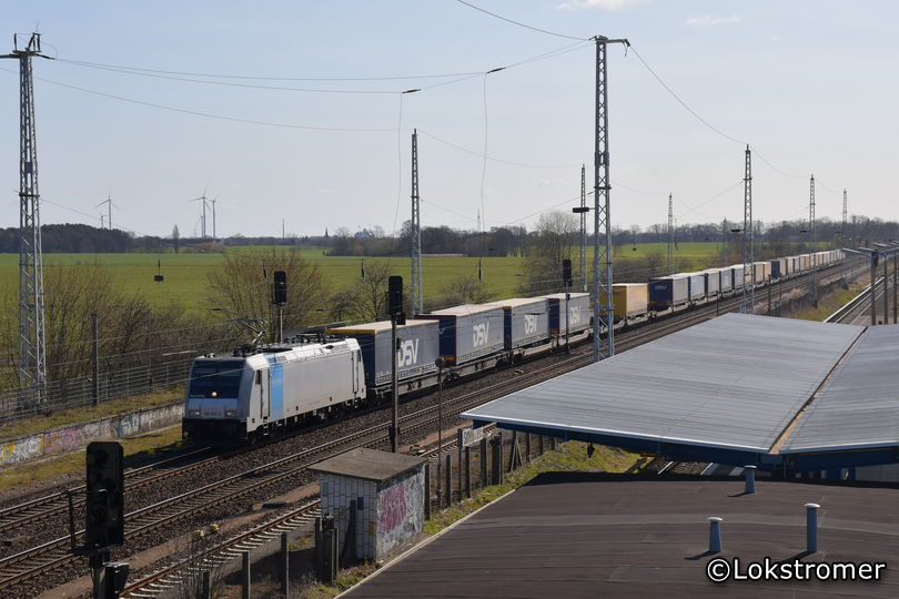 Auch Railpool 185 697 ist mit Sattelaufliegern westwärts unterwegs (Schönfließ am 04.04.2020)