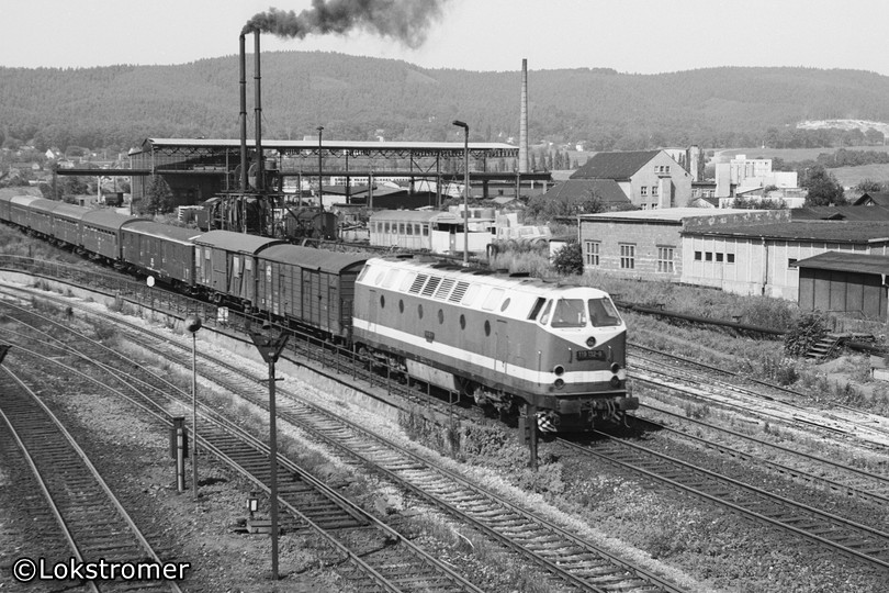 DR 119 132 kommt mit einem Personenzug aus Gera am 30.07.1985 in Saalfeld/Saale an