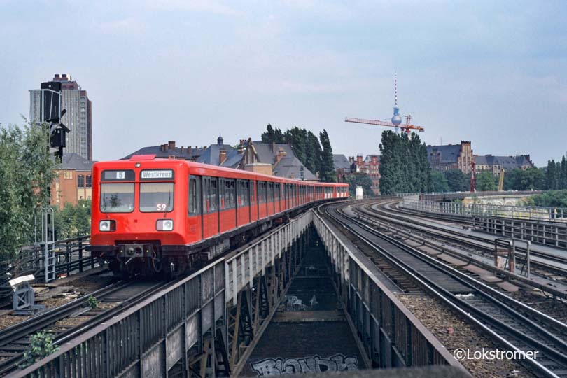 DB 485 103 auf der Stadtbahn in Berlin-Lehrter Stadtbahnhof am 11.08.1996
