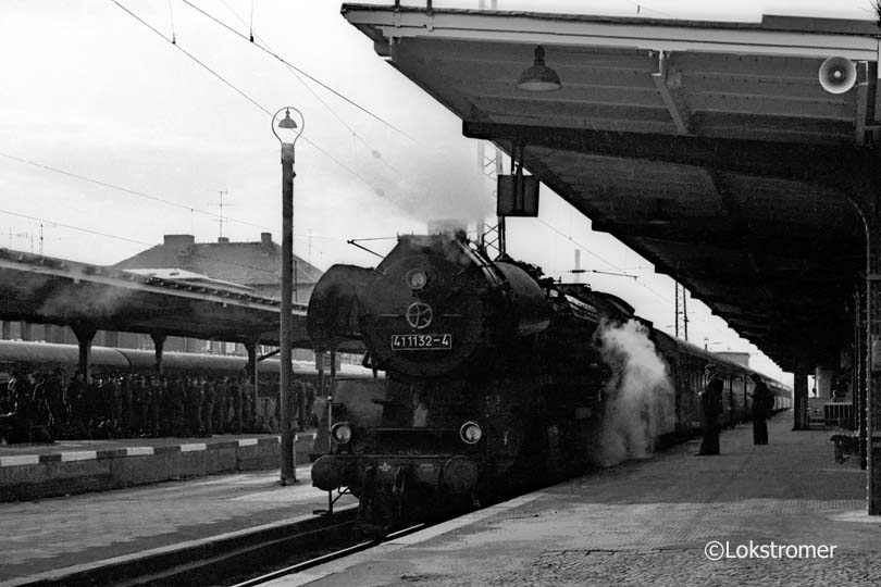 DR 41 1132 des Bw Güsten mit dem Personenzug 3222 von Aschersleben nach Wittenberg in Dessau Hbf am 15.10.1982