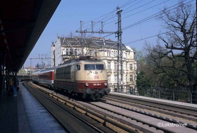 103 218 mit einem Intercity in Richtung Hannover passiert am 4.4.1999 die S-Bahn-Station Tiergarten und hält in Kürze im Bahnhof Berlin Zoologischer Garten 