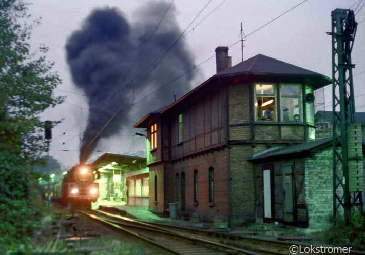 Anlässlich des Saaletal-Plandampfes im Oktober 1989 hat am 06.10.1989 in Camburg/Saale DR 01 1531 in der Dämmerung ihre abendliche Zugleistung nach Saalfeld übernommen.
