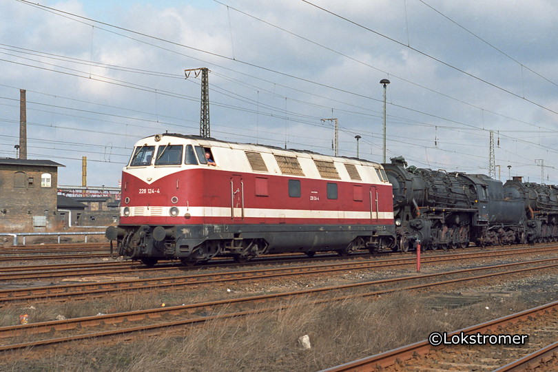 DB 228 124 mit einem Lokzug in Bitterfeld am 23.03.1992
