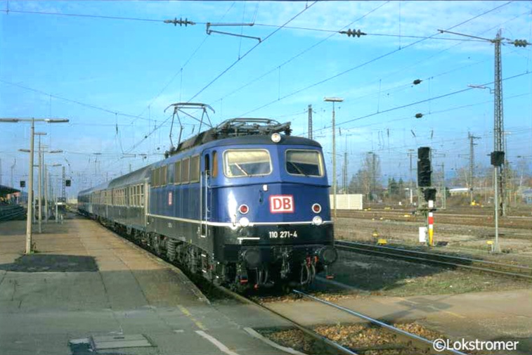 Die kobaltblaue DB 110 271 fährt am 13.03.2000 mit einem Regionalexpress von Karlsruhe nach Basel in Offenburg ein.