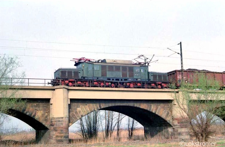 DR 254 052 mit Kohlezug am 30.03.1990 auf der Saalebrücke bei Angersdorf.