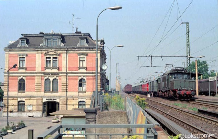 DR 254 110 mit dem Zwickauer Traditionszug in Radebeul West am 19.08.1989