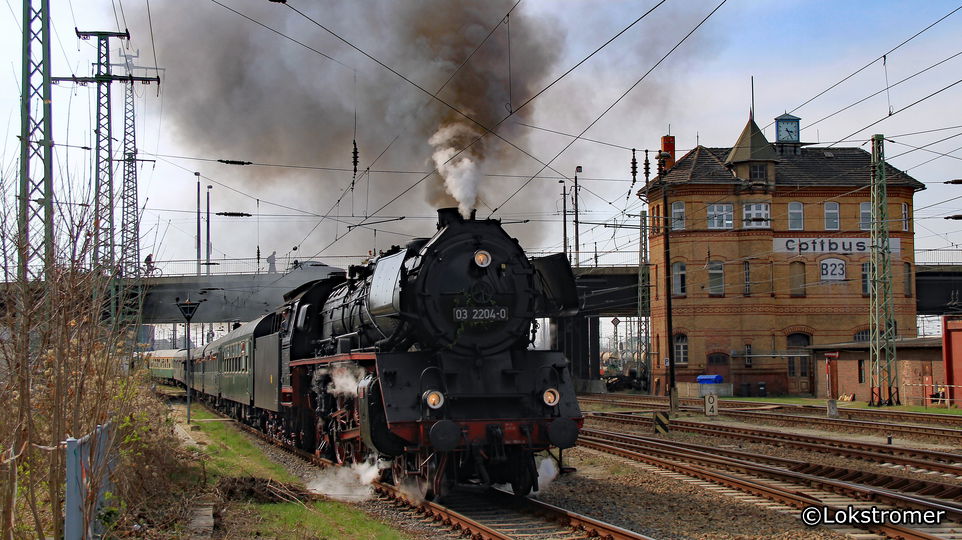 03 2204 während ihrer Abschiedsfahrt mit einem Sonderzug bei Ausfahrt aus Cottbus am 8. April 2010