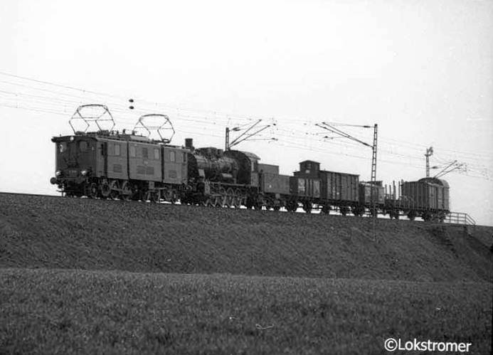 Auf der Fahrzeugparade anlässlich des Jubiläums "150 Jahre erste deutsche Fernbahn" waren auch nicht betriebsfähige Lokomotiven in Bewegung. So wurde der Güterverkehr in Preußen durch E77 10 und 57 3297 sowie eine schöne Garnitur Güterwagen repräsentiert. Hier am 08.04.1989 bei Weißig.