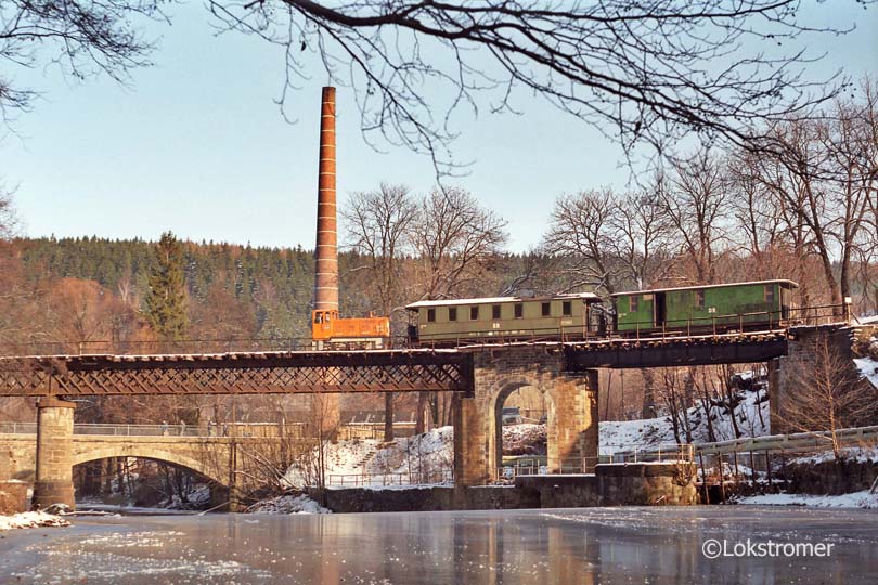 DR 199 008 mit Personenzug auf der Zschopau-Brücke in Wilischthal am 14. Dezember 1991